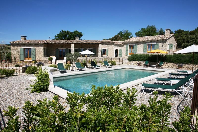 Stone-built house close to Gordes with spectacular views of the Luberon and the Vaucluse mountains
